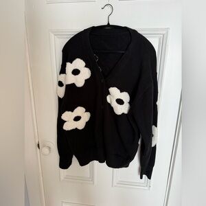 Commonsense Black & White Women's Sweater w/ white Daisies. Size Medium.